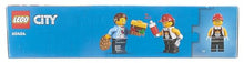 Carica l'immagine nel visualizzatore di Gallery, LEGO City Furgone degli Hamburger Giocattolo, Veicolo da Costruire per Bambini e Bambine da 5 Anni in su, Camion Food Truck con Accessori per Cucinare e 2 Minifigure, Regalo Divertente 60404