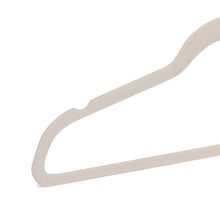 Carica l'immagine nel visualizzatore di Gallery, Amazon Basics Confezione da 50 grucce sottili con superficie antiscivolo in velluto - Rosa cipria/Oro