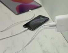 Carica l'immagine nel visualizzatore di Gallery, Belkin Doppio caricabatteria da parete USB-A da 24 W Boost Charge (per iPhone 14, 14 Plus, 14 Pro, 14 Pro Max, iPhone 13
