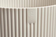 Carica l'immagine nel visualizzatore di Gallery, elho vibes fold round 22cm vaso da fiori - Linen White