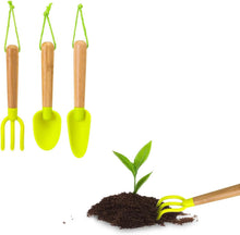 Carica l'immagine nel visualizzatore di Gallery, Set 3 Attrezzi da Giardino - Set Comprende Pala, Zappa e Rastrello Ideali per Coltivare Piante, Fiori e Erbe Aromatiche in Giardino, Terrazzo o Balcone - Realizzati in Materiali Resistenti