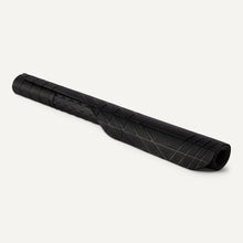 Carica l'immagine nel visualizzatore di Gallery, Amazon Basics - Tappetino per bagagliaio, adatto a tutte le condizioni atmosferiche, tagliabile su misura, Nero, 132.8 x