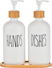 Carica l'immagine nel visualizzatore di Gallery, Confezione da 2 dispenser di sapone da cucina bianco per cucina bagno mani e piatti set dispenser di sapone in vetro con pompa vassoio in legno per piano di lavoro lavanderia shampoo lozione
