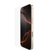 Carica l'immagine nel visualizzatore di Gallery, Belkin ScreenForce UltraGlass 2 Pellicola Vetro per iPhone 16 Pro, antigraffio, con durezza di 9H, sottile, include un s