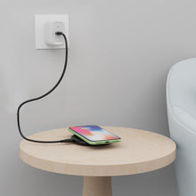 Carica l'immagine nel visualizzatore di Gallery, Amazon Basics Tappetino di ricarica wireless certificato Qi da 15 W (iPhone 16/ 15/14/13/12/11/X, Samsung) - Con cavo US
