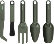 Carica l'immagine nel visualizzatore di Gallery, Fiskars Urban Plant Care Set di Attrezzi per Giardinaggio, 5 Pezzi