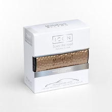 Carica l'immagine nel visualizzatore di Gallery, Millefiori Milano – Icon Profumatore per Auto Metal Shades Vanilla &amp; Wood Dorato – Fragranza Legnosa e Vanigliata, Clip 