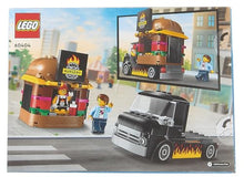 Carica l'immagine nel visualizzatore di Gallery, LEGO City Furgone degli Hamburger Giocattolo, Veicolo da Costruire per Bambini e Bambine da 5 Anni in su, Camion Food Truck con Accessori per Cucinare e 2 Minifigure, Regalo Divertente 60404