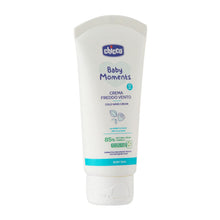 Carica l'immagine nel visualizzatore di Gallery, Artsana Chicco Baby Moments Crema Freddo Vento con Burro di Cacao e Vitamina E, con Formula Naturale, 0+ Mesi, 50 ml