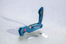 Carica l'immagine nel visualizzatore di Gallery, Bosch Professional Coltello a serramanico universale con scomparto portalame nell'impugnatura in metallo (incl. 2 lame d