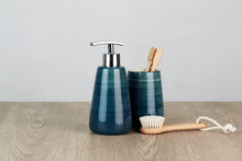 Carica l'immagine nel visualizzatore di Gallery, Wenko Dispenser Sapone Pottery Petrolio Ceramica capacità: 0.36 l, Ceramica, 8 x 17.5 x 8 cm, Petrolio