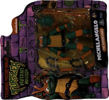 Carica l'immagine nel visualizzatore di Gallery, Giochi Preziosi - Michelangelo Tartarughe Ninja Caos Mutante, Michelangelo in versione Action Figure Base Articolata da 12 cm, Personaggio con Armi da Combattimento, Per Bambini dai 4 anni