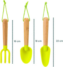Carica l'immagine nel visualizzatore di Gallery, Set 3 Attrezzi da Giardino - Set Comprende Pala, Zappa e Rastrello Ideali per Coltivare Piante, Fiori e Erbe Aromatiche in Giardino, Terrazzo o Balcone - Realizzati in Materiali Resistenti