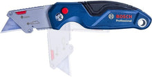 Carica l'immagine nel visualizzatore di Gallery, Bosch Professional Coltello a serramanico universale con scomparto portalame nell'impugnatura in metallo (incl. 2 lame d