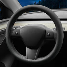 Carica l'immagine nel visualizzatore di Gallery, Coprivolante auto personalizzato per Tesla. Coprivolante in pelle Nappa ultrasottile con design antiscivolo e modifica i