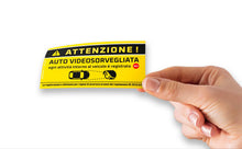 Carica l'immagine nel visualizzatore di Gallery, Adesivi per auto Videosorvegliata, avviso videosorveglianza specifico per veicoli, in italiano, mis. 12×6 cm - 4 pz.