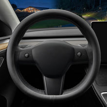 Carica l'immagine nel visualizzatore di Gallery, Coprivolante auto personalizzato per Tesla. Coprivolante in pelle Nappa ultrasottile con design antiscivolo e modifica i