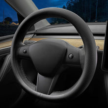 Carica l'immagine nel visualizzatore di Gallery, Coprivolante auto personalizzato per Tesla. Coprivolante in pelle Nappa ultrasottile con design antiscivolo e modifica i