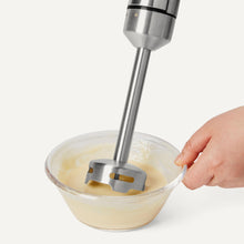 Carica l'immagine nel visualizzatore di Gallery, Amazon Basics - Frullatore a Immersione Manuale Multi-Velocità da 1000 Watt, con Cavo, Colore Argento