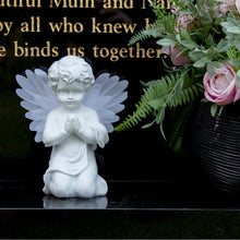 Carica l'immagine nel visualizzatore di Gallery, GardenKraft 12680 Luce d'angelo a LED ad energia solare | Cherubino Commemorativo Con Ali In Fibra Ottica | LED bianchi 