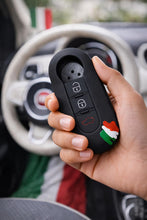 Carica l'immagine nel visualizzatore di Gallery, FIAT - Protezione in silicone per telecomando chiave FIAT - FIAT 500 - PANDA (DAL 2012) - BRAVO - PUNTO - 500L - LANCIA 