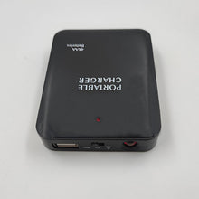 Carica l'immagine nel visualizzatore di Gallery, Caricabatteria per telefono di emergenza alimentato a batteria USB, portatile, 4 batterie AA, presa (nero)