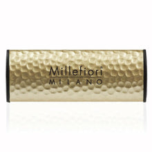Carica l'immagine nel visualizzatore di Gallery, Millefiori Milano – Icon Profumatore per Auto Metal Shades Vanilla &amp; Wood Dorato – Fragranza Legnosa e Vanigliata, Clip 