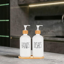 Carica l'immagine nel visualizzatore di Gallery, Confezione da 2 dispenser di sapone da cucina bianco per cucina bagno mani e piatti set dispenser di sapone in vetro con pompa vassoio in legno per piano di lavoro lavanderia shampoo lozione