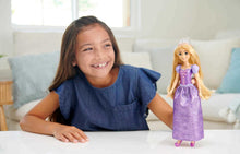 Carica l'immagine nel visualizzatore di Gallery, Mattel Disney Princess - Rapunzel bambola vestita alla moda con capi e accessori scintillanti ispirati al film, giocattolo per bambini, 3+ Anni, HLW03