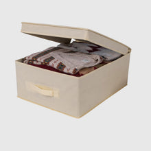 Carica l'immagine nel visualizzatore di Gallery, La Briantina Scatola Guardaroba con Coperchio 30x40x13 cm – Organizer Armadio con Maniglia, Rivestimento in TNT e Struttura in Cartone, Tasca Porta Etichetta, Colore Casuale Grigio o Beige