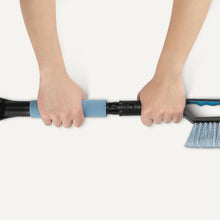 Carica l'immagine nel visualizzatore di Gallery, Amazon Basics - Spazzola da Neve con Raschietto da Ghiaccio, Impugnatura Ergonomica, Nero, Blu, 66.5cm