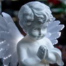Carica l'immagine nel visualizzatore di Gallery, GardenKraft 12680 Luce d'angelo a LED ad energia solare | Cherubino Commemorativo Con Ali In Fibra Ottica | LED bianchi 