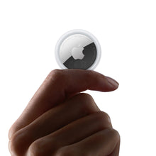 Carica l'immagine nel visualizzatore di Gallery, Apple AirTag (seconda generazione): utile per localizzare portachiavi, portafogli e molto altro; funziona emettendo un s