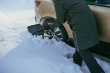 Carica l'immagine nel visualizzatore di Gallery, Fiskars Pala da neve, Lunghezza: 63 cm