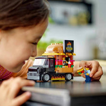 Carica l'immagine nel visualizzatore di Gallery, LEGO City Furgone degli Hamburger Giocattolo, Veicolo da Costruire per Bambini e Bambine da 5 Anni in su, Camion Food Truck con Accessori per Cucinare e 2 Minifigure, Regalo Divertente 60404