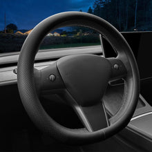 Carica l'immagine nel visualizzatore di Gallery, Coprivolante auto personalizzato per Tesla. Coprivolante in pelle Nappa ultrasottile con design antiscivolo e modifica i