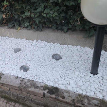 Carica l'immagine nel visualizzatore di Gallery, Ciottoli Bianco Valle D'Itria Pietre Sassi Naturali Decorativi Giardini Aiuole Vasi Confezioni in Scatoli (5, 40/60 mm)
