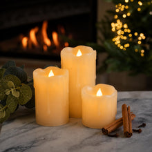 Carica l'immagine nel visualizzatore di Gallery, Festive Lights Confezione da 3 Candele a pilastro Color Crema, a Batteria, Fiamma tremolante in Vera Cera, 3 x LED Bianc