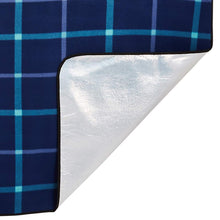 Carica l'immagine nel visualizzatore di Gallery, Amazon Basics Coperta da picnic con retro impermeabile, Ufficio, 200 x 200 cm, Studio, Plaid blu scuro