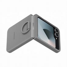 Carica l'immagine nel visualizzatore di Gallery, Samsung Silicone Case with Ring Custodia pieghevole in silicone con anello per Galaxy Z Flip6 | Z Flip7 FE, Gray