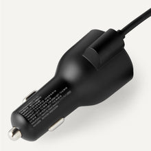 Carica l'immagine nel visualizzatore di Gallery, Caricabatterie da auto a ricarica rapida Amazon Basics, 1 USB-C + 1 USB-A + 1 cavo a spirale integrato, 60 W, nero