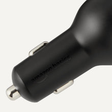 Carica l'immagine nel visualizzatore di Gallery, Caricabatterie da auto a ricarica rapida Amazon Basics, 1 USB-C + 1 USB-A + 1 cavo a spirale integrato, 60 W, nero