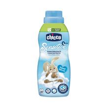 Carica l'immagine nel visualizzatore di Gallery, Chicco Sensitive Ammorbidente Concentrato 750ml, Ipoallergenico Cuore di Talco 0+ Mesi, Freschezza Intensa e Morbidezza 
