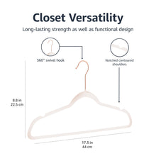 Carica l'immagine nel visualizzatore di Gallery, Amazon Basics Confezione da 50 grucce sottili con superficie antiscivolo in velluto - Rosa cipria/Oro
