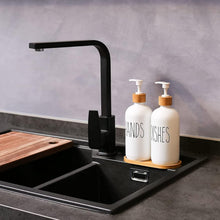 Carica l'immagine nel visualizzatore di Gallery, Confezione da 2 dispenser di sapone da cucina bianco per cucina bagno mani e piatti set dispenser di sapone in vetro con pompa vassoio in legno per piano di lavoro lavanderia shampoo lozione