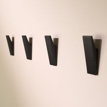 Carica l'immagine nel visualizzatore di Gallery, Designfabrik Hamburg Ganci adesivi | 4 pz | Nero | senza forare