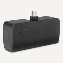 Carica l'immagine nel visualizzatore di Gallery, Amazon Basics Power Bank da 5000mAh, Max. 20W, Caricabatterie Portatile con Connettore USB-C Integrato, per Telefoni e T