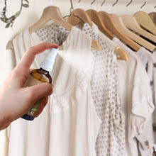 Carica l'immagine nel visualizzatore di Gallery, Spray Antitarme con Oli Essenziali di Cedro e Limone 100ml - Protezione Antitarme per Armadio - Rinfrescante per Guardar