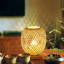 Carica l'immagine nel visualizzatore di Gallery, Lampada da tavolo a lanterna in bambù intrecciato, lampada da comodino, luce notturna in stile rurale, luce decorativa, 