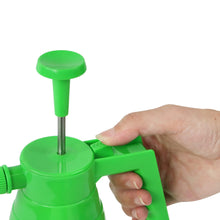 Carica l'immagine nel visualizzatore di Gallery, Amazon Basics Irroratore a pressione con meccanismo di erogazione bloccabile, 2 litri